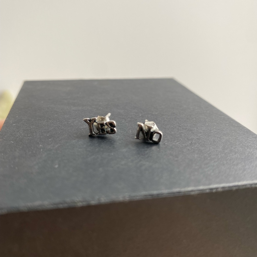 “Yes/No” stud earrings in Sterling Silver